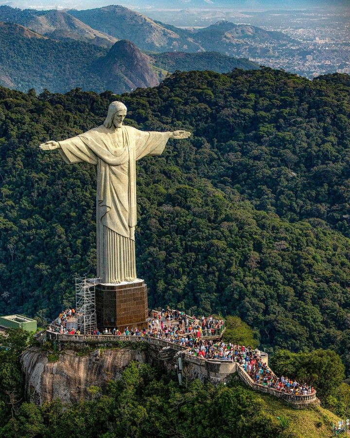 Cristo Redentor sobre a floresta e as montanhas do Rio de Janeiro