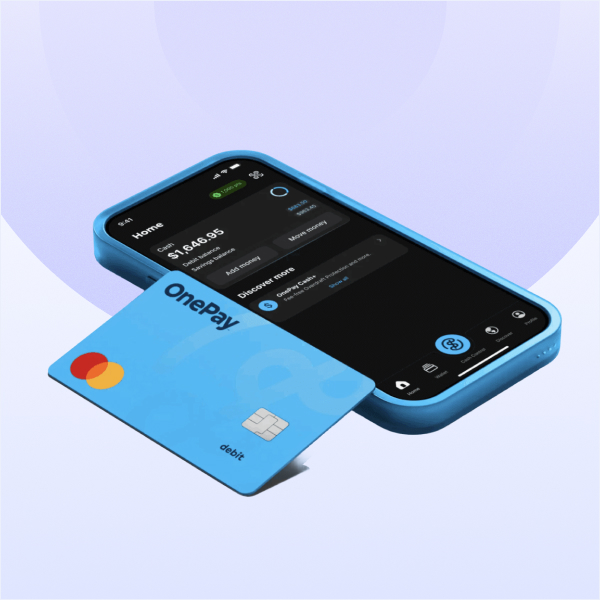 App OnePay en un celular junto a su tarjeta de pago
